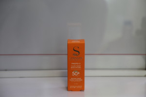 کرم ضد آفتاب +SPF50 فوتو 3 فاقد چربی بژ طبیعی انواع پوست سین بیونیم 40 میل
